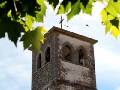 La cruz del campanario y las palomas CATHY THOMPSON